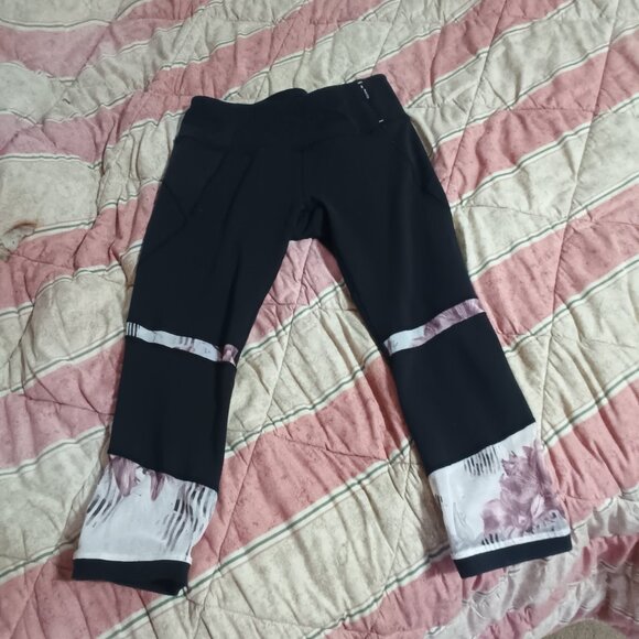 Calia Carrie Underwood medium Capri floral leggings black with pockets - Picture 2 of 6